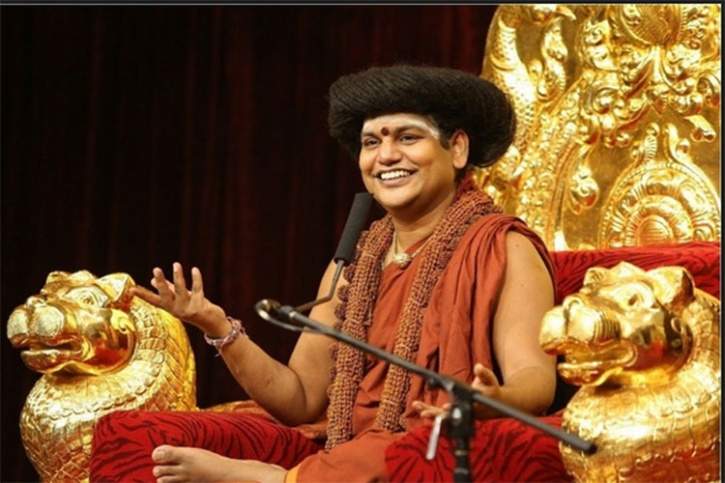 परमहंस नित्यानंद- स्वत:ला अवतापुरुष म्हणवणाऱ्या परमहंस नित्यानंदविषयीसुद्धा बऱ्याच चर्चा पाहायला मिळाल्या. त्याच्यावर लैंगिक अत्याचाराचे आरोपही करण्यात आले होते. त्याशिवाय दाक्षिणात्य अभिनेत्री रंजितासोबतच्या एका व्हिडिओमध्ये त्याच्या रासलीला व्हायरल झाल्या होत्या.