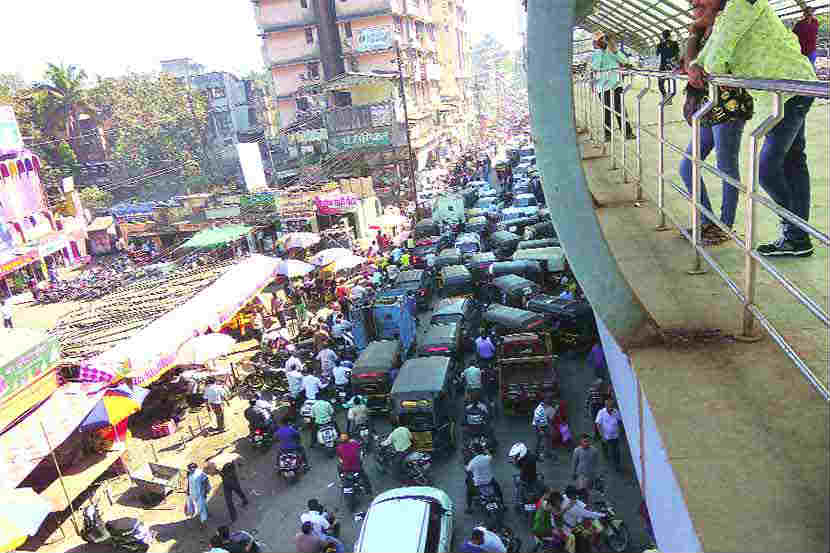 शहराच्या दोन्ही बाजूंना बेशिस्त रिक्षाचालक आणि बेकायदा थांब्यांनी जागा अडवली आहे.