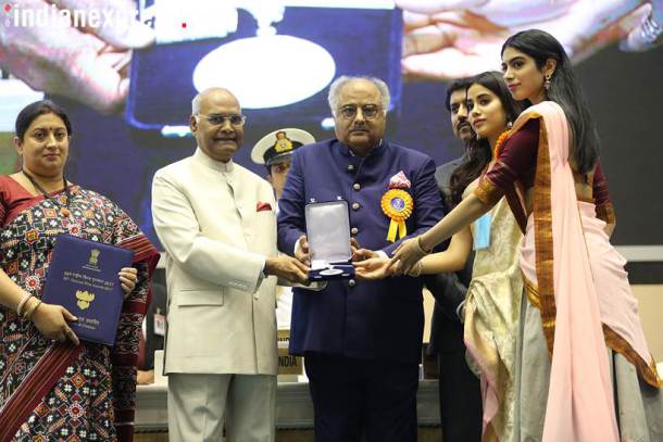 श्रीदेवी यांचा राष्ट्रीय पुरस्कार स्वीकारताना बोनी कपूर, जान्हवी आणि खुशी
