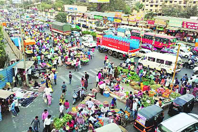 थेरगावच्या डांगे चौकातील ही परिस्थिती अतिक्रमणासंदर्भातील वास्तव मांडणारी आहे.