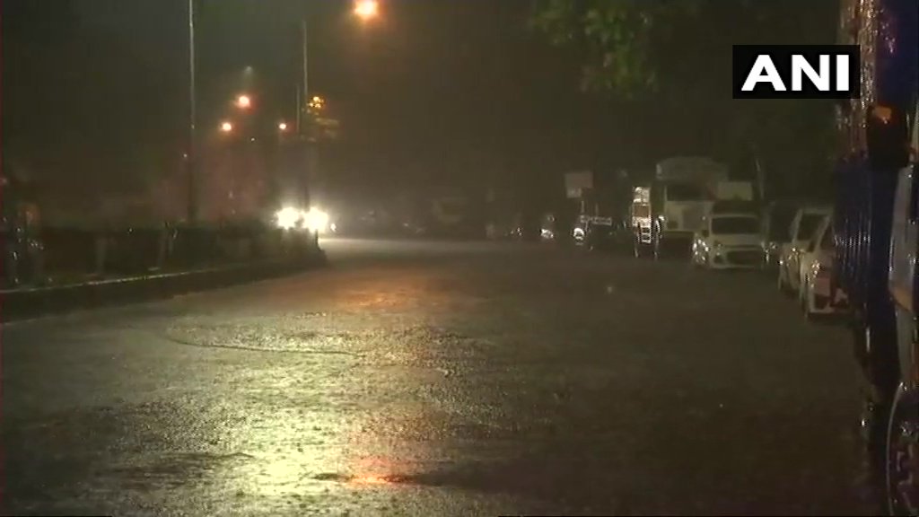 मुंबई शहर आणि उपनगरांमध्ये रात्रभर मुसळधार पाऊस झाला. दक्षिण मुंबईसह पूर्व उपनगरांत पावसाने चांगली हजेरी लावली आहे.