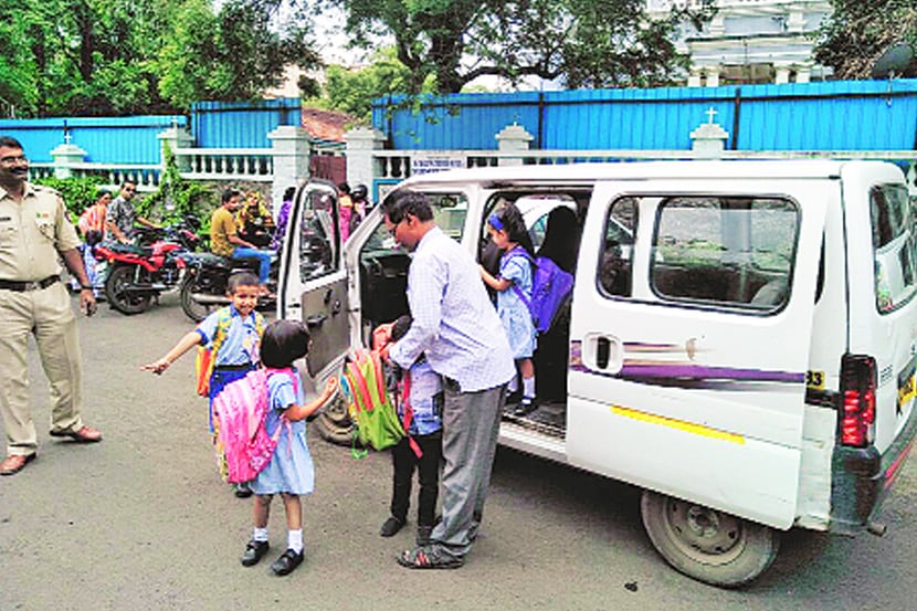 विद्यार्थ्यांची नियमबाह्य वाहतूक करणाऱ्या वाहनांवर कारवाईसाठी आरटीओकडून मोहीम राबविण्यात आली. स्कूल बसचा परवाना नसलेल्या खासगी वाहनांतूनही विद्यार्थी वाहतूक होत असल्याचे त्यात निदर्शनास आले.