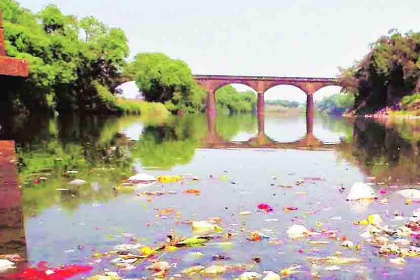 नदी प्रदूषणाच्या मुद्दय़ावरून राजकीय संघर्षांच्या लाटा