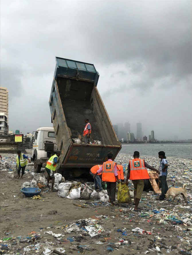 हीच वाताहात टाळण्यासाठी आपल्या वतीने खारीचा वाटा उचलत रबिता तिवारी आणि इंद्रनील सेनगुप्ता यांनी एक महत्त्वाची मोहिम सुरु केली. (छाया सौजन्य- Mahim Beach Clean Up)
