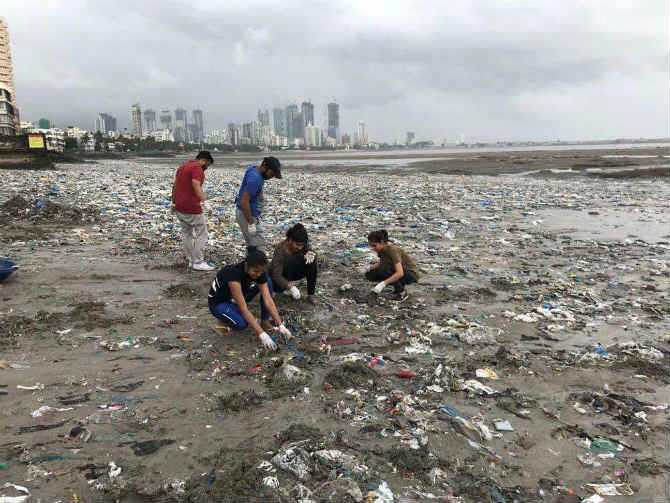 नुकतंच वंडरिंग सोल्स wandering souls या तरुणांच्या ग्रुपनेही या अनोख्या आणइ पर्यावरणस्नेही उपक्रमात सहभागी होत मुंबईच्या किमनपट्टीच्या स्वच्छतेसाठी आपलं योगदान दिलं. (छाया सौजन्य- Mahim Beach Clean Up)