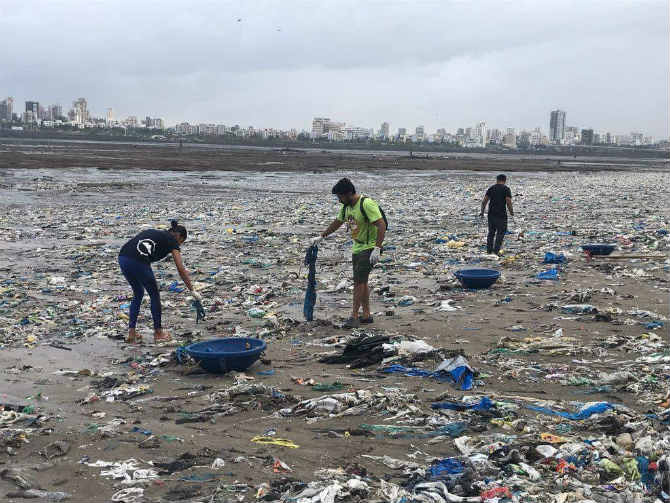 यावेळी प्रत्येकाच्या मनात आपल्या शहराप्रती असणारं प्रेम तर होतंच. पण, त्यासोबतच निसर्गाची होणारी हानी पाहून त्यांच्या मनात असंख्य प्रश्नांनी घर केलं होतं हेसुद्धा तितकच खरं. (छाया सौजन्य- Mahim Beach Clean Up)