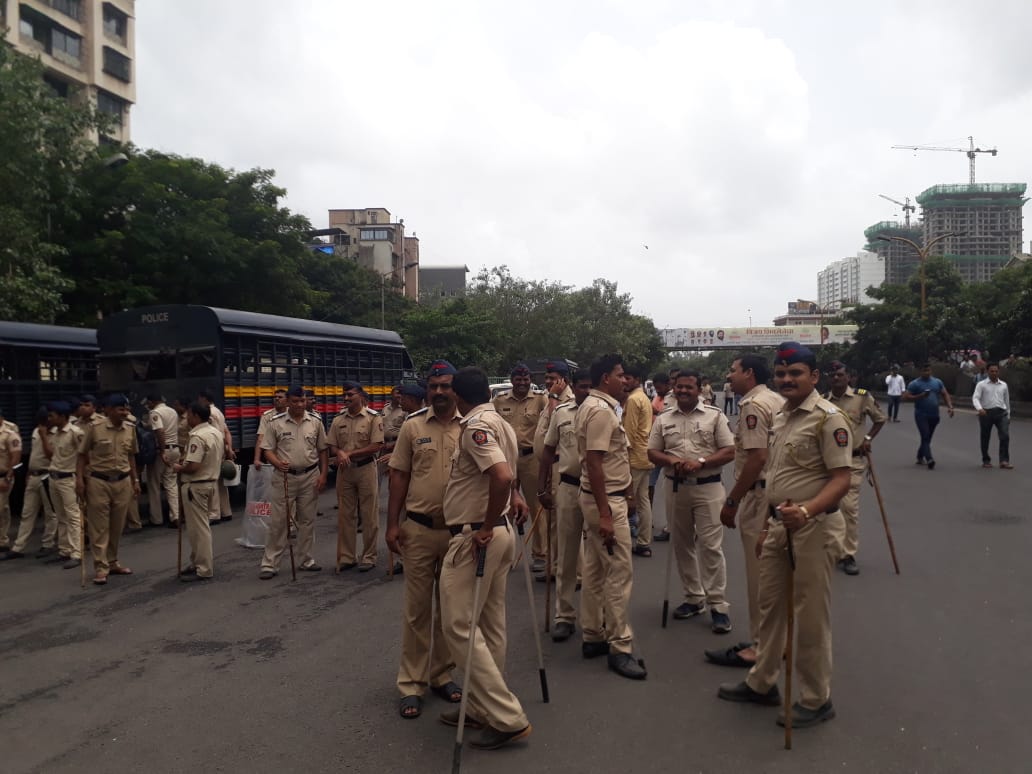 आंदोलनाची तीव्रता लक्षात घेता कोणताही अनुचित प्रकार टाळण्यासाठी जागोजागी पोलीस यंत्रणा तैनात ठेवण्यात आल्या होत्या.