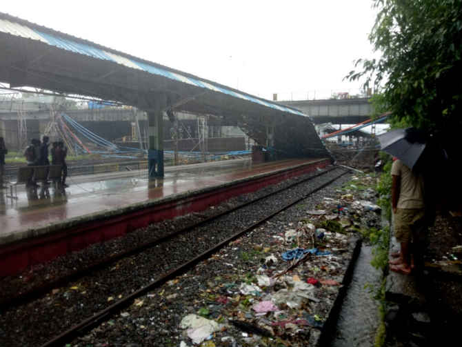 पश्चिम रेल्वेची वाहतूक सुरळीत होण्यासाठी आणखी काही तासांचा अवधी लागणार आहे.