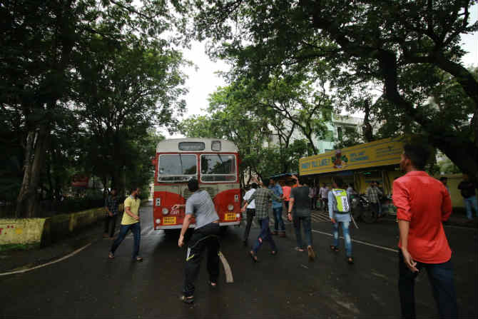 नवी मुंबईमध्ये रेल्वे रोको करण्याबरोबरच आंदोलनकर्त्यांनी रस्त्यावरील वाहतूकही थांबवली.
