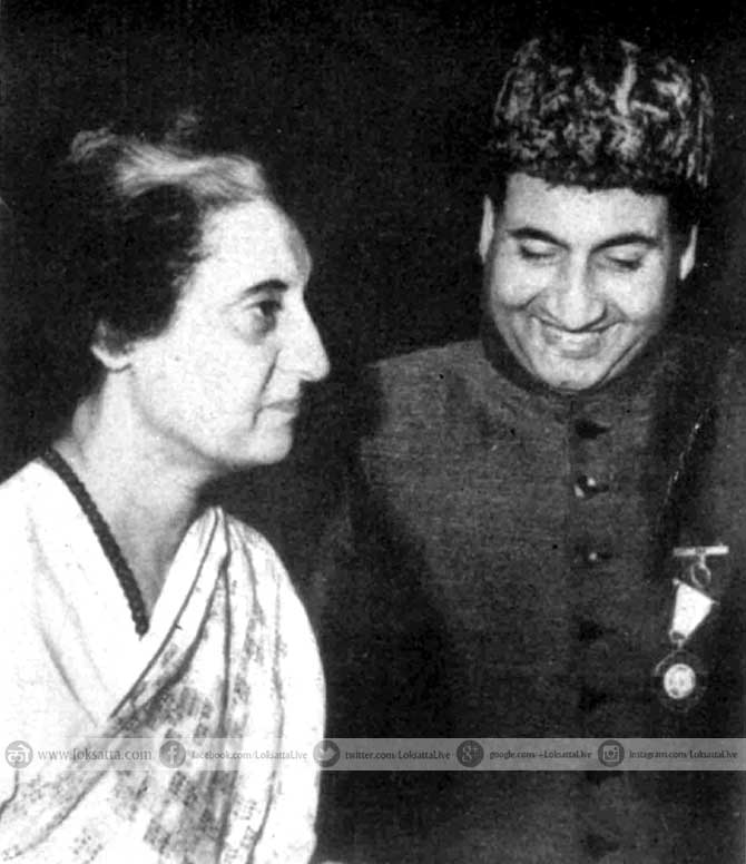 भारताच्या पहिल्या महिला पंतप्रधान इंदिरा गांधी आणि मोहम्मद रफी. (छाया सौजन्य- एक्स्प्रेस आर्काइव्ज)