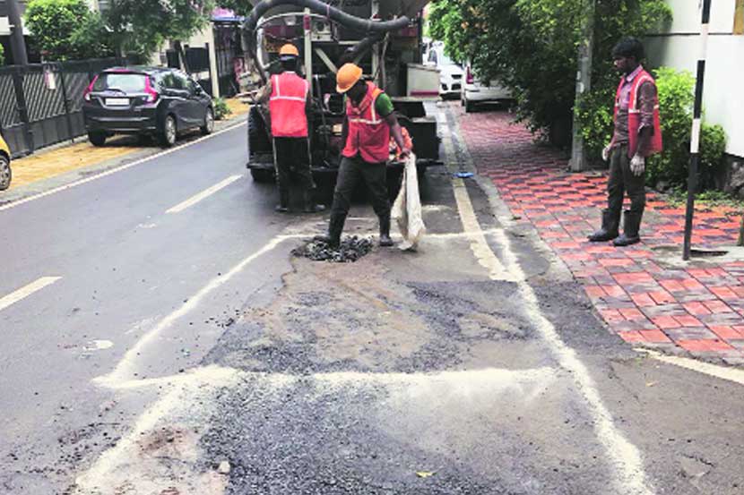 पिंपरी-चिंचवड शहरातील खड्डय़ांवरून सातत्याने टीका होऊ लागल्याने प्रशासनाने खड्डे बुजवण्याचे काम हाती घेतले आहे.