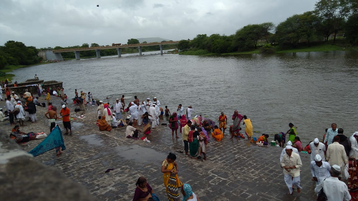 या ओढीनेच लाखो भाविक संतांच्या पालखीत सहभागी होण्यासाठी देहूत दाखल झाले आहेत.