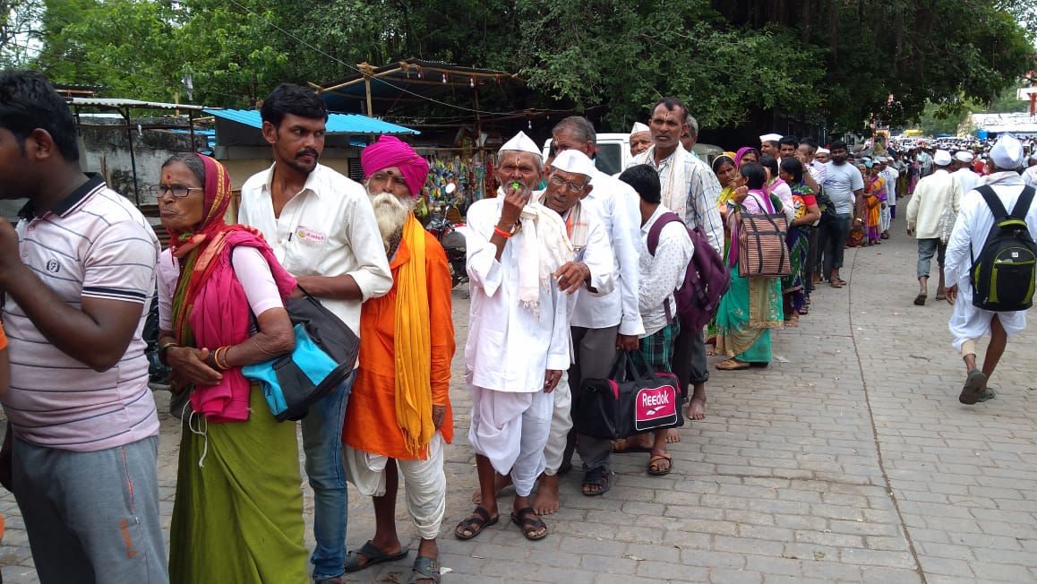 आषाढी वारीसाठी संतजन व्याकुळ झाले आहेत. पंढरीच्या विठुरायाची ओढ त्यांना लागली आहे.