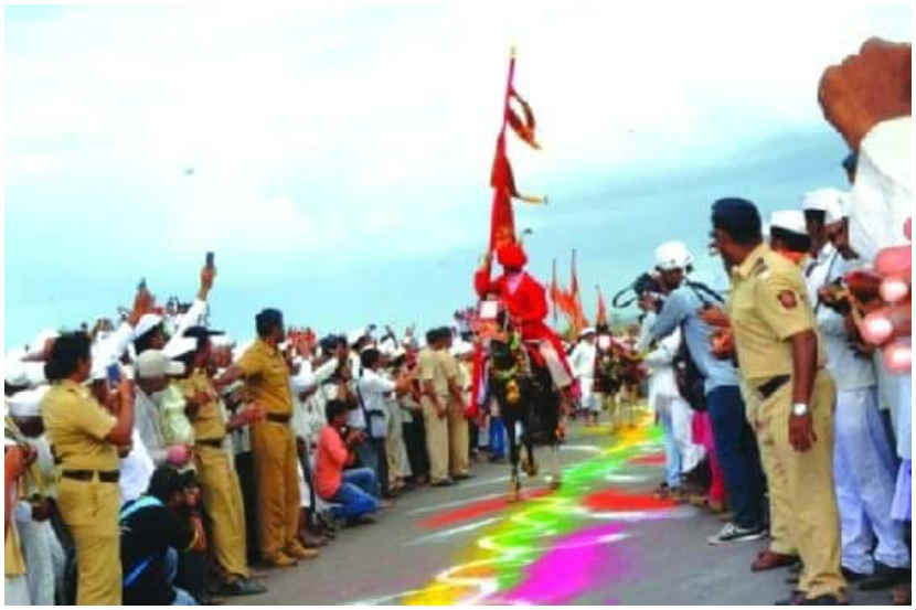 हरिनामाचा गजर करीत विठ्ठलाला आळवीत भारावलेल्या वातावरणात ज्ञानेश्वर महाराजांच्या पालखी सोहळ्यातील वारीच्या वाटेवरचा पहिल्या उभ्या रिंगणाचा नेत्रदीपक सोहळा ‘चांदोबाचा लिंब’ येथे उत्साहात पार पडला.