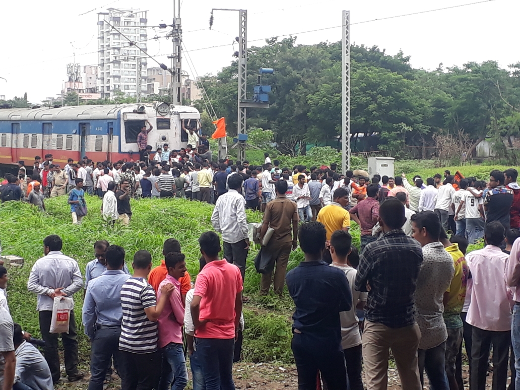 घनसोली येथे रेल्वे रुळांवर आंदोलकांची गर्दी.