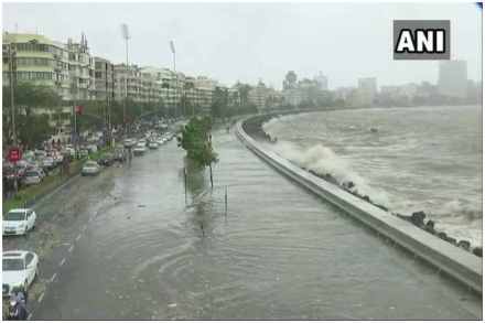 VIDEO: मुंबईला पावसाने झोडपले, मोठमोठ्या लाटांचा समुद्रकिनाऱ्याला तडाखा