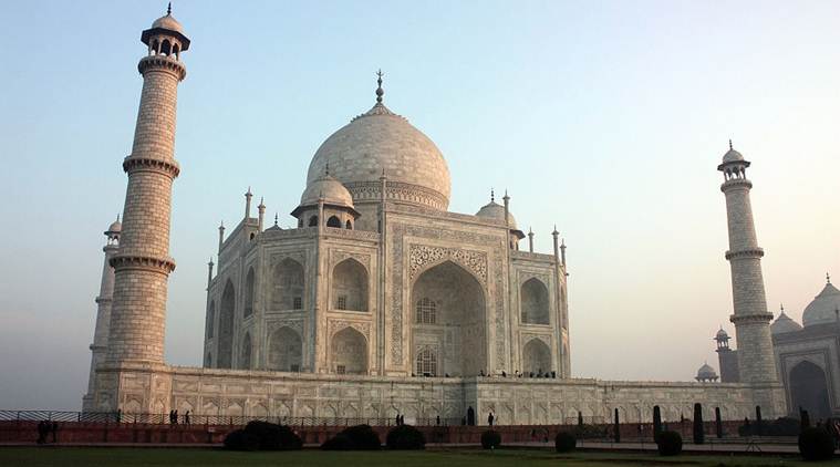 ताजमहलच्या संरक्षणाबाबत केंद्र सरकारच्या उदासिन धोरणावरून सर्वोच्च न्यायालयाने केंद्र आणि उत्तर प्रदेश सरकारला फटकारले आहे. 