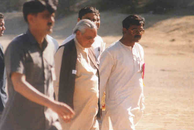 अटल बिहारी वाजपेयी यांना विमानतळावरुन आणण्यासाठी शहरातील काही प्रमुख नेते उपस्थित होते.