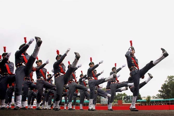 भारताच्या 'स्वांतत्र्य दिना'ची जोरदार तयारी देशभरात सुरू आहे. या निमित्तानं भोपळमधल्या मोतीलाल नेहरु पोलीस स्टेडिअममध्ये एनसीसीचे कॅडेट्स परेडचा सराव करत आहेत. ( छाया सौजन्य : पीटीआय)