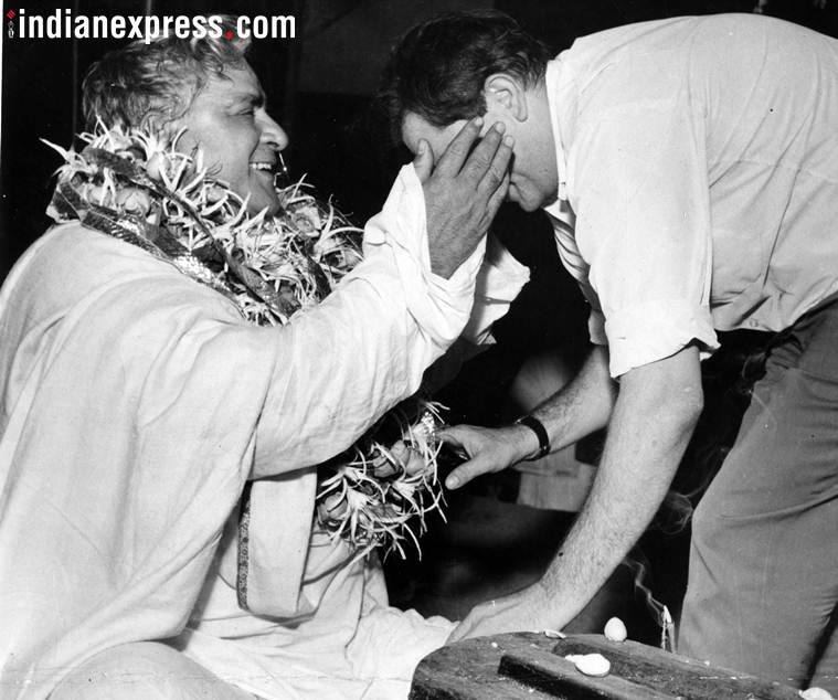 आर.के. स्टुडिओमध्ये 'मेरा नाम जोकर' या चित्रपटासाठी आपल्या मुलाला म्हणजेच राज कपूर यांना आशीर्वाद देतेना पृथ्वीराज कपूर. (छाया सौजन्य- Express archive)