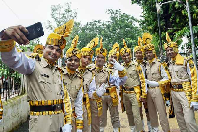 पाटनातील गांधी मैदानात सरावासाठी आलेल्या CISF फोर्सच्या जवानांचा सेल्फी घेण्याचा मोह अनावर झाला. ( छाया सौजन्य : पीटीआय)