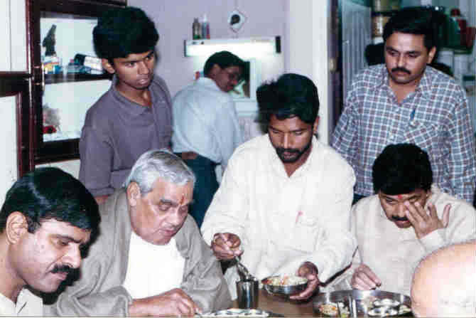 यावेळी पुण्यातील माजी खासदार प्रदीप रावत यांच्या घरी ते जेवणासाठीही उपस्थित होते.