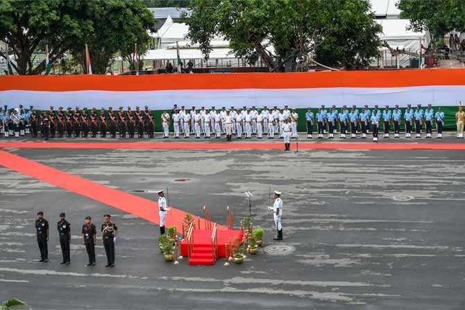 लष्कर, नौदल आणि हवाई दल एकत्र सराव करताना पाहायला मिळाले. ( छाया सौजन्य : पीटीआय)