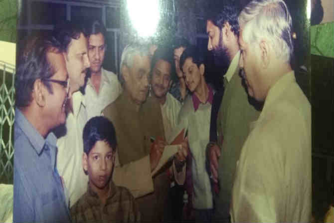 आपल्या व्यस्त दिनक्रमातही त्यांनी उपस्थितांनी सही देण्याची मागणी केल्यावर ती पूर्ण केली. यावेळी पुण्याचे पालकमंत्री आमदार गिरीश बापट आणि त्यांचा मुलगा गौरव बापट हेही उपस्थित होते.
