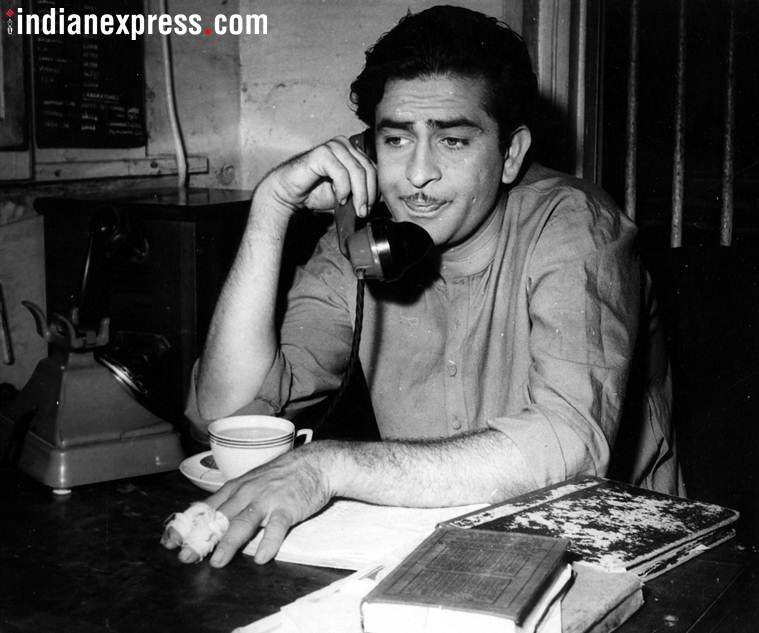 आर.के. स्टुडिओमध्ये कामात व्यग्र असणारे राज कपूर. (छाया सौजन्य- Express archive)