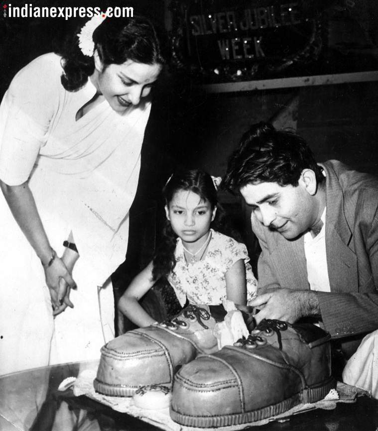 आर.के. मध्ये आयोजित करण्यात आलेल्या एका पत्रकार परिषदेत राज कपूर आणि नर्गिस. (छाया सौजन्य- Express archive)