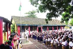 विमानतळ प्रकल्पग्रस्त गावांतील शाळांत अखेरचे झेंडावंदन
