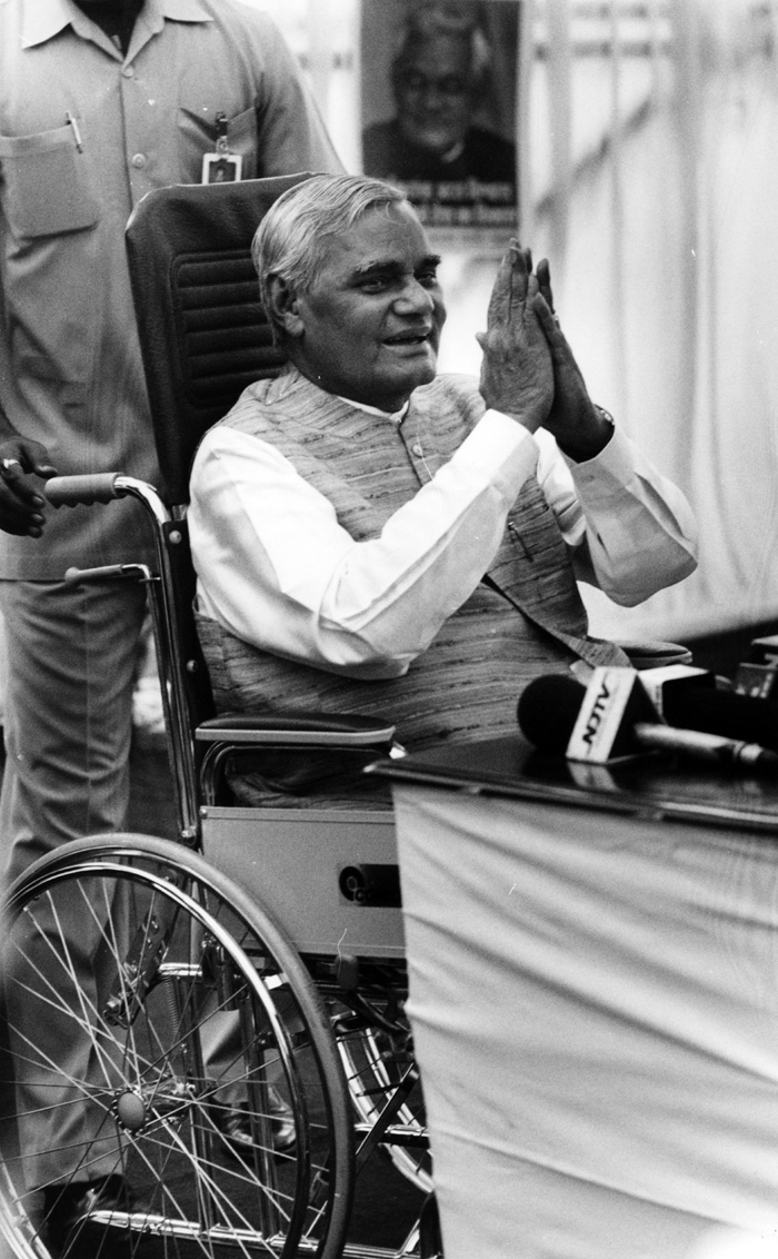 भारताचे माजी पंतप्रधान आणि भाजपाचे ज्येष्ठ नेते अटल बिहारी वाजपेयी यांची प्राणज्योत मालवली. ते ९३ वर्षांचे होते. दिल्लीतील एम्स रुग्णालयात त्यांनी अखेरचा श्वास घेतला.