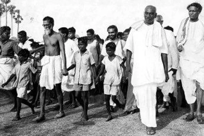 सन १९५६ला भूदान चळवळीदरम्यान विनोबा यांनी काढलेल्या पदयात्रेच्या स्वागतासाठी मद्रासचे मुख्यमंत्री कमाराज नाडर आले होते तो क्षण (फोटो: द हिंदू)