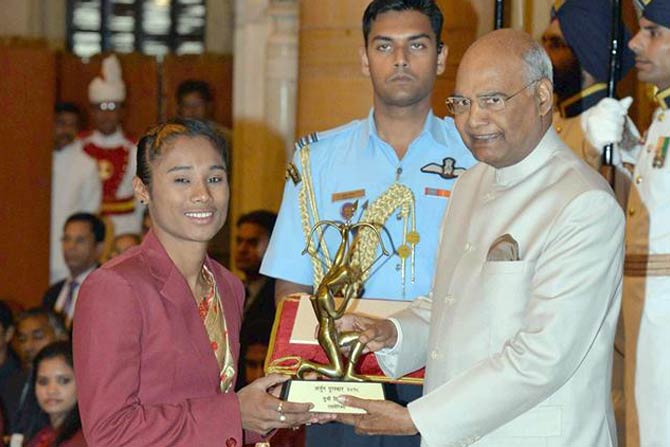 अॅथलेटिक्समध्ये भारताची तरुण खेळाडू हिमा दासलाही यंदाच्या अर्जुन पुरस्काराने गौरवण्यात आलं.