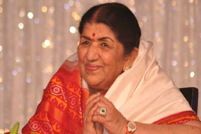 भारतीय चित्रपट संगीत आणि एकूणच संगीत विश्वाला लाभलेली एक सुरेल दैवी देणगी म्हणजे लता मंगेशकर. कुटुंबातूनच संगीताचा वारसा लाभलेल्या लतादीदींनी जवळपास सहा दशकांपेक्षा जास्त काळ संगीतक्षेत्रामध्ये आपले योगदान दिले आहे. लतादीदींचा आज वाढदिवस आहे. त्यामुळेच त्यांच्याविषयी जाणून घेऊयात.