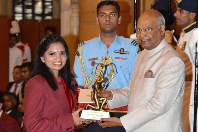 बॅडमिंटन दुहेरीमध्ये भारताचं नेतृत्व करणारी एन. सिकी रेड्डी अर्जुन पुरस्कार स्विकारताना.