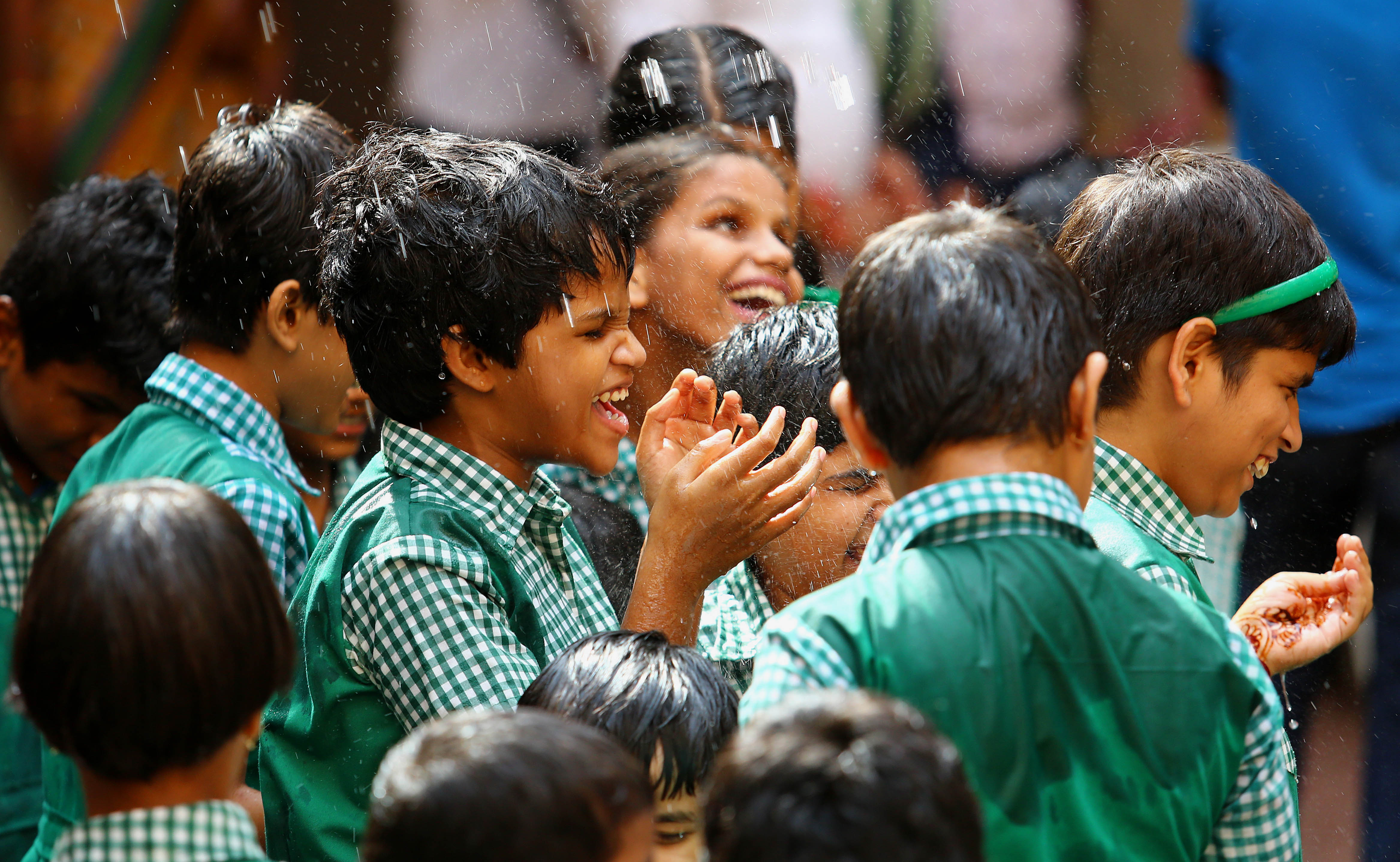 दादरमधल्या कमला मेहता शाळेतल्या दृष्टीहीन विद्यार्थ्यांनीही दहीहंडी फोडत उत्सव साजरा केला. (छाया- प्रशांत नाडकर)