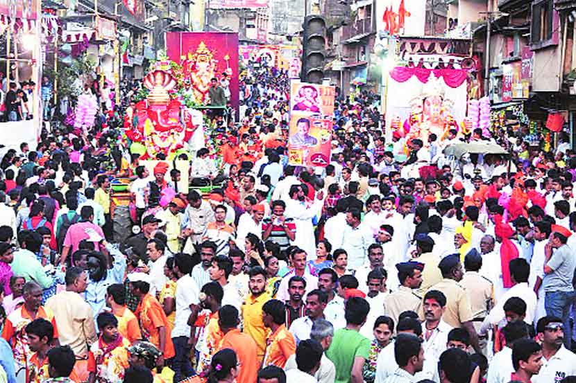 कोल्हापुरात रविवारी विसर्जन मिरवणुकांमध्ये कुठेही ‘डीजे’च्या भिंती दिसल्या नाहीत. अनेक मंडळांनी ढोल ताशांच्या गजरात गणरायाला निरोप दिला. (छाया-राज मकानदार)