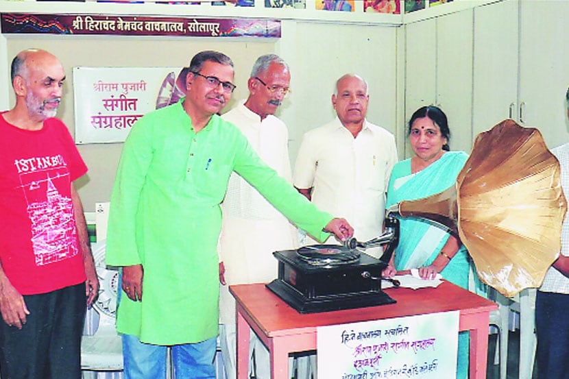 श्रीराम पुजारी संगीत संग्रहालयातील ग्रामोफोनवर संगीत श्रवण करणारे श्रोते. संग्रहालयातील दुर्मीळ संगीत श्रोत्यांना ऐकविण्यासाठी दरमहा किमान एक कार्यक्रम आयोजित केला जातो.