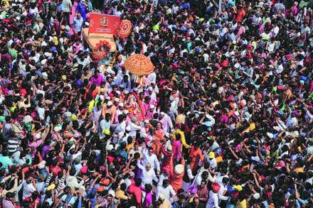 पुण्यनगरीचे ग्रामदैवत आणि मानाच्या पहिल्या कसबा गणपतीची मिरवणूक पाहण्यासाठी गणेशभक्तांनी अभूतपूर्व गर्दी केली होती.