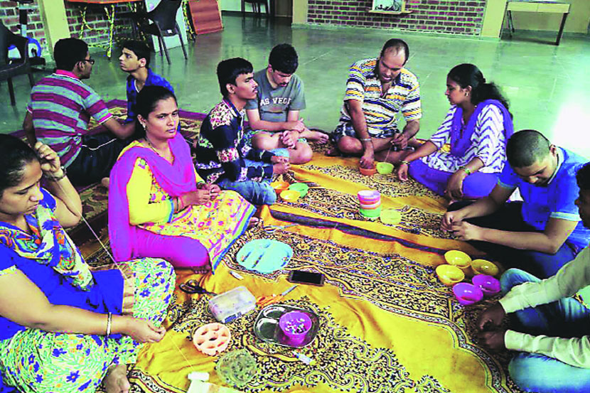 तिळसा येथील निवासी पुनर्वसन केंद्रात मुलांना तज्ज्ञ प्रशिक्षक विविध प्रकारची कौशल्ये शिकवितात. मोत्यांचे आणि मण्यांचे दागिने बनविणे, मोत्याची तोरणे, राख्या, दिवाळीतील शोभेचे दिवे, चहा मसाला, मुखवास, नैसर्गिक तेलापासून साबण बनविणे, मेणबत्त्या बनविणे, कागदी पिशव्या आदींचे प्रशिक्षण या केंद्रात दिले जाते.