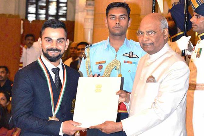 भारतीय संघाचा कर्णधार विराट कोहलीला खेलरत्न पुरस्काराने सन्मानित करण्यात आलं. असा सन्मान मिळवणारा तो तिसरा भारतीय क्रिकेटपटू ठरला आहे.