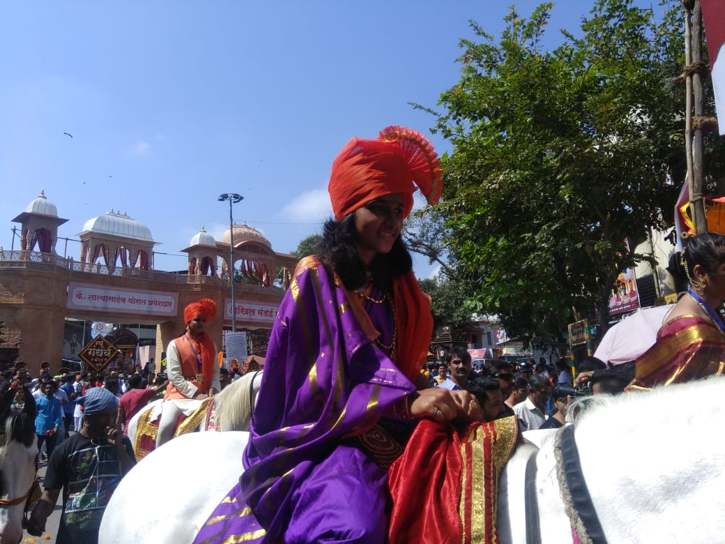 पुण्याच्या पाचही मानाच्या गणपतीच्या विसर्जन मिरवणुकीला सकाळी साडेदहा वाजेच्या सुमारास सुरूवात झाली.