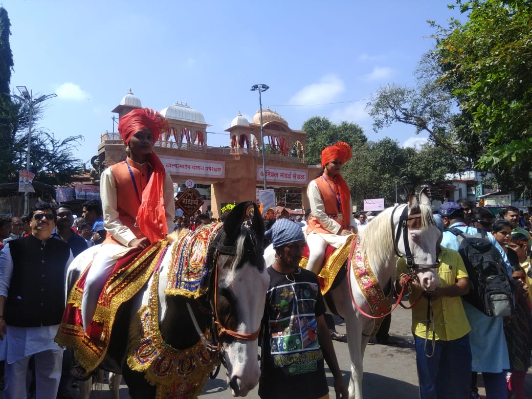 दहा दिवसांच्या मंगलमय वातावरणात गणेशोत्सव साजरा केल्यानंतर आज अनंत चतुर्दशीला लाडक्या बाप्पाला निरोज द्यायची वेळ आली आहे.