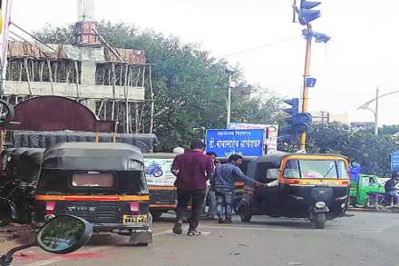 पिंपरीतील आंबेडकर चौकात रिक्षाचालकांच्या मुजोरपणामुळे वाहतुकीला दररोज अडथळे होत आहेत.