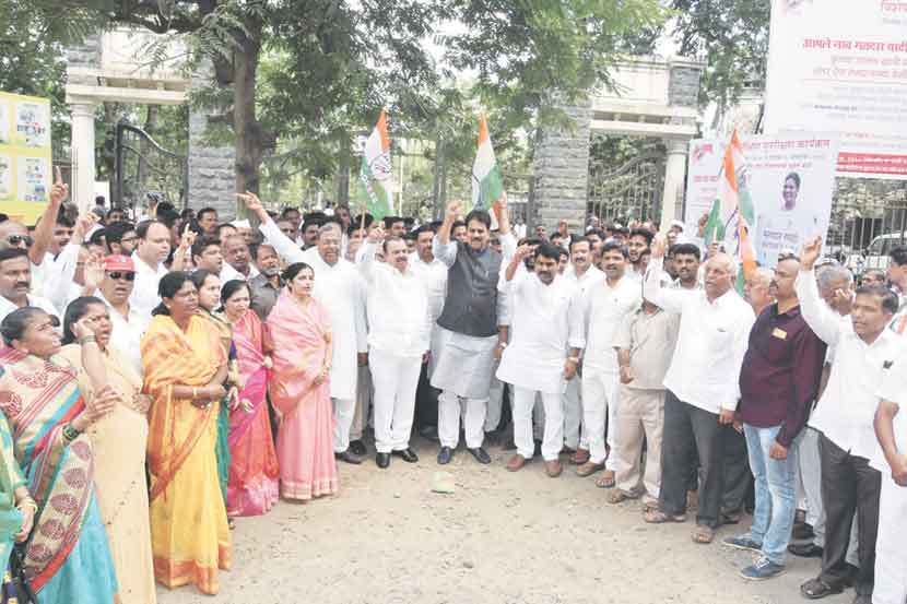 राफेल विमान खरेदीच्या काँग्रेसने कोल्हापुरात निदर्शने केली. त्यामध्ये काँग्रेसचे माजी मंत्री हर्षवर्धन पाटील, पी. एन. पाटील, सतेज पाटील, प्रल्हाद चव्हाण आदींचा सहभाग होता.      (छाया- राज मकानदार)