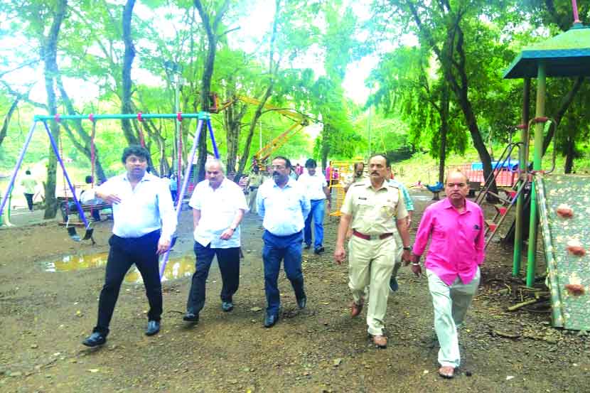 कृत्रिम तलावाच्या जागेची पाहणी करताना अधिकारी.