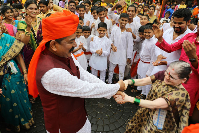 श्रावण महिन्याच्या पाठोपाठ येत असलेल्या सणासुदीचे वेध सर्वत्र लागू झाले आहेत.