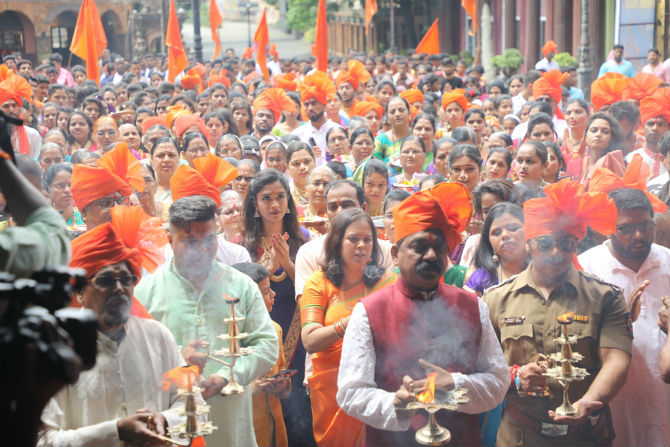 त्यासोबतच बॉलिवूडच्या चंदेरी दुनियेत पार पडलेल्या विघ्नहर्त्याच्या या महाआरतीत एन.डी.स्टुडीओतील सर्व कलाकारांनी उपस्थिती लावली होती. एरव्ही, बॉलिवूडच्या बहुरंगी जल्लोषाने नटलेले हे थीमपार्क अथर्वशिर्षने अध्यात्मिक रंगात न्हाऊन गेले होते.