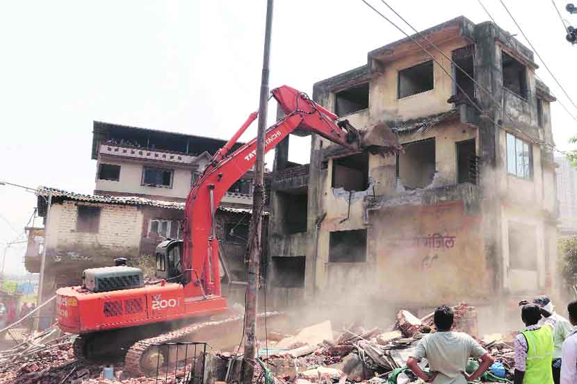 रस्ता रुंदीकरणात अडथळा ठरणाऱ्या बांधकामांवर कारवाई करण्यात आली. (छायाचित्र : दीपक जोशी)